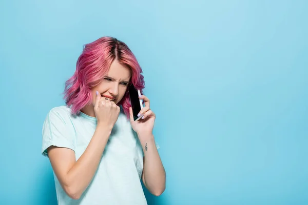 Φοβισμένη Νεαρή Γυναίκα Ροζ Μαλλιά Μιλάει Στο Smartphone Μπλε Φόντο — Φωτογραφία Αρχείου