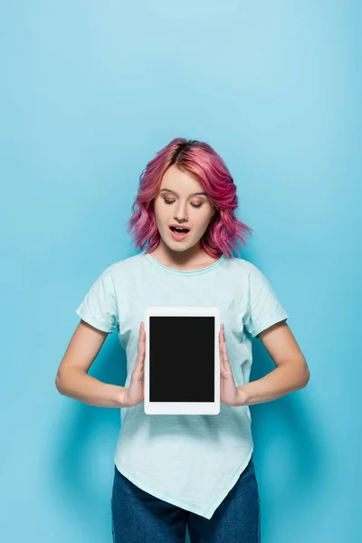 Opgewonden Jonge Vrouw Met Roze Haar Presenteren Digitale Tablet Met — Stockfoto