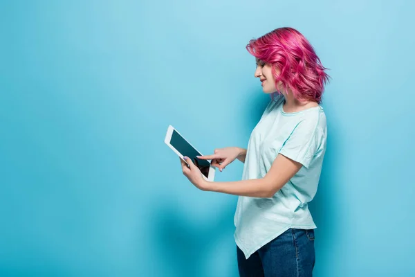 Widok Boku Młodej Kobiety Różowymi Włosami Pomocą Cyfrowej Tabletki Niebieskim — Zdjęcie stockowe