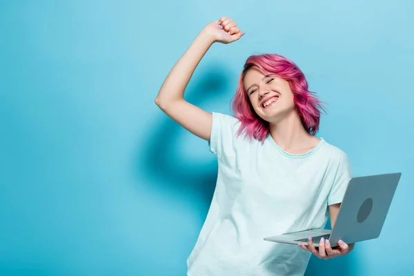 Giovane Donna Con Capelli Rosa Che Tiene Computer Portatile Sorride — Foto Stock