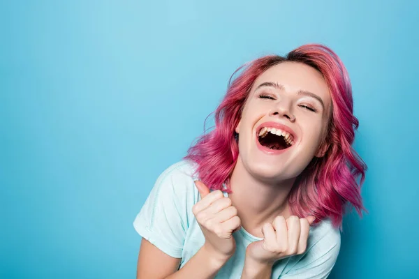 Νεαρή Γυναίκα Ροζ Μαλλιά Γελάει Μπλε Φόντο — Φωτογραφία Αρχείου