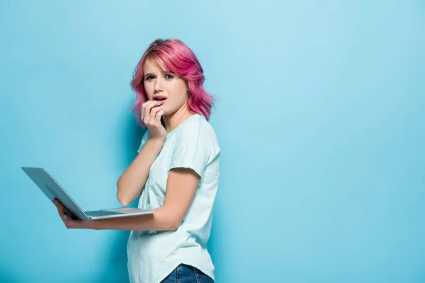 Sidovy Orolig Ung Kvinna Med Rosa Hår Innehav Laptop Blå — Stockfoto