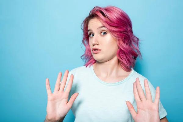 Jonge Vrouw Met Roze Haar Tonen Geen Gebaar Blauwe Achtergrond — Stockfoto
