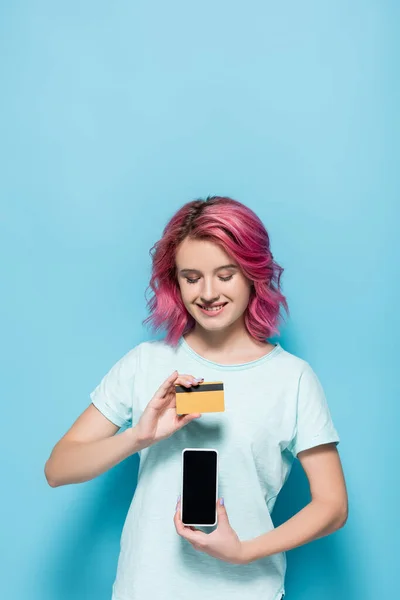 Young Woman Pink Hair Holding Credit Card Smartphone Blue Background — Stock Photo, Image