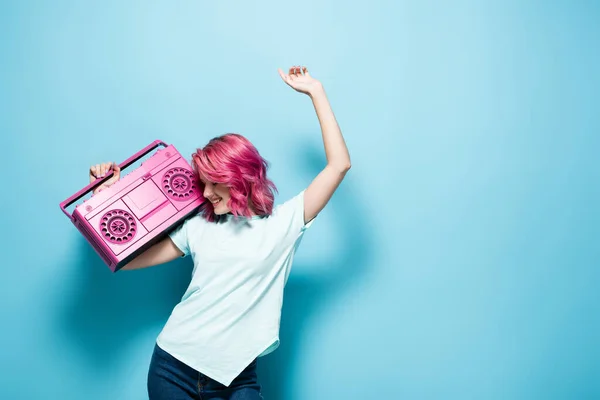 Young Woman Pink Hair Holding Vintage Tape Recorder Dancing Blue — Stock Photo, Image