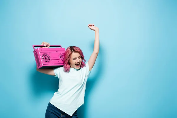 Excited Young Woman Pink Hair Holding Vintage Tape Recorder Dancing — Stock Photo, Image