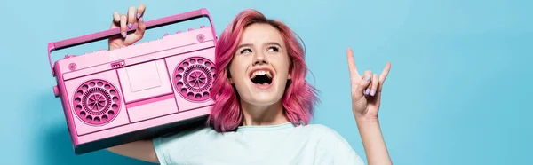 Ενθουσιασμένοι Νεαρή Γυναίκα Ροζ Μαλλιά Κρατώντας Vintage Μαγνητόφωνο Και Δείχνει — Φωτογραφία Αρχείου