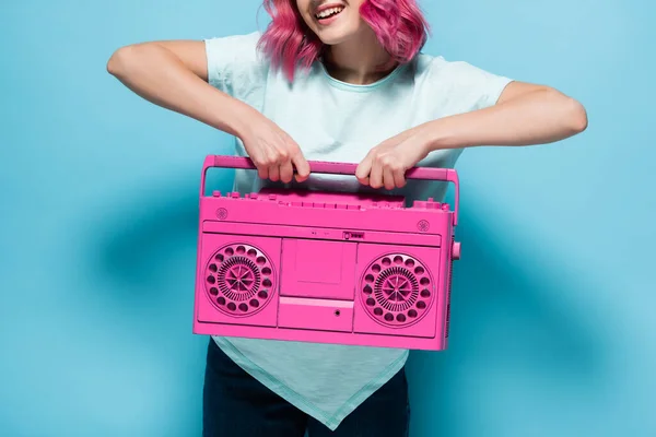 Vista Ritagliata Giovane Donna Con Capelli Rosa Possesso Registratore Nastro — Foto Stock