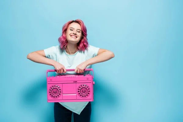 Jonge Vrouw Met Roze Haar Houden Vintage Tape Recorder Blauwe — Stockfoto