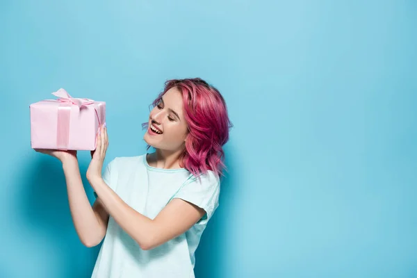 Young Woman Pink Hair Holding Gift Box Bow Smiling Blue — Stock Photo, Image