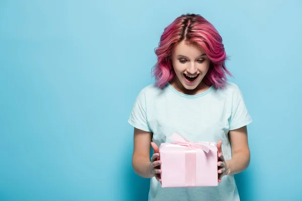 Excited Young Woman Pink Hair Holding Gift Box Bow Blue — Stock Photo, Image