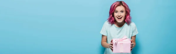 Animado Jovem Mulher Com Cabelo Rosa Segurando Caixa Presente Com — Fotografia de Stock