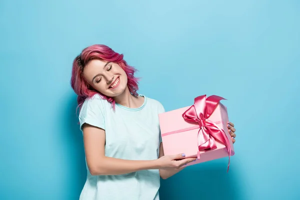 Young Woman Pink Hair Holding Gift Box Bow Smiling Closed — Stock Photo, Image