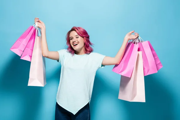 Ung Kvinna Med Rosa Hår Håller Shoppingväskor Och Ler Blå — Stockfoto