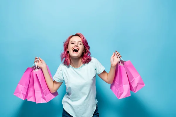 Izgatott Fiatal Rózsaszín Haj Gazdaság Bevásárló Táskák Kék Háttér — Stock Fotó
