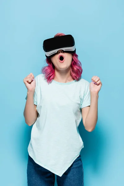 Shocked Young Woman Pink Hair Headset Showing Yeah Gesture Blue — Stock Photo, Image