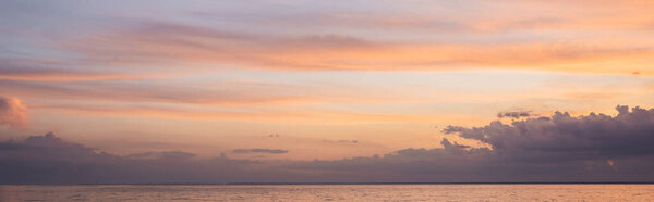 Панорамный снимок моря и облачного неба на закате 