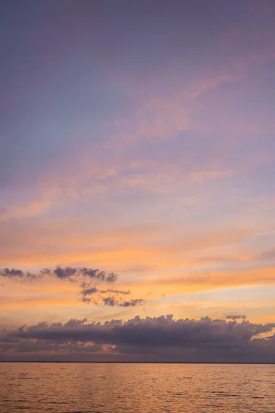 Krajobraz Morza Zachmurzone Niebo Zachodzie Słońca — Zdjęcie stockowe