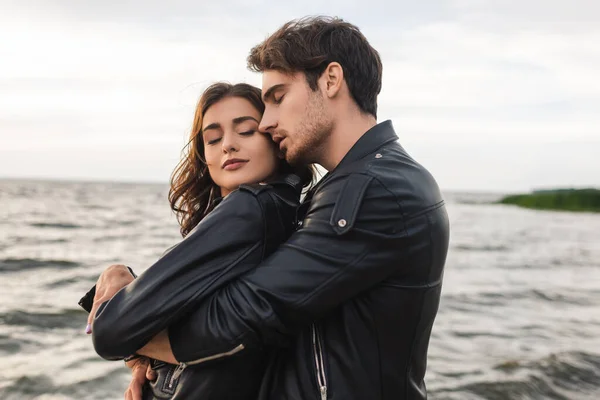 Side View Man Embracing Girlfriend Leather Jacket Sea — Stock Photo, Image