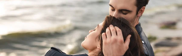 Horizontal Image Young Man Kissing Head Brunette Girlfriend Sea — Stock Photo, Image