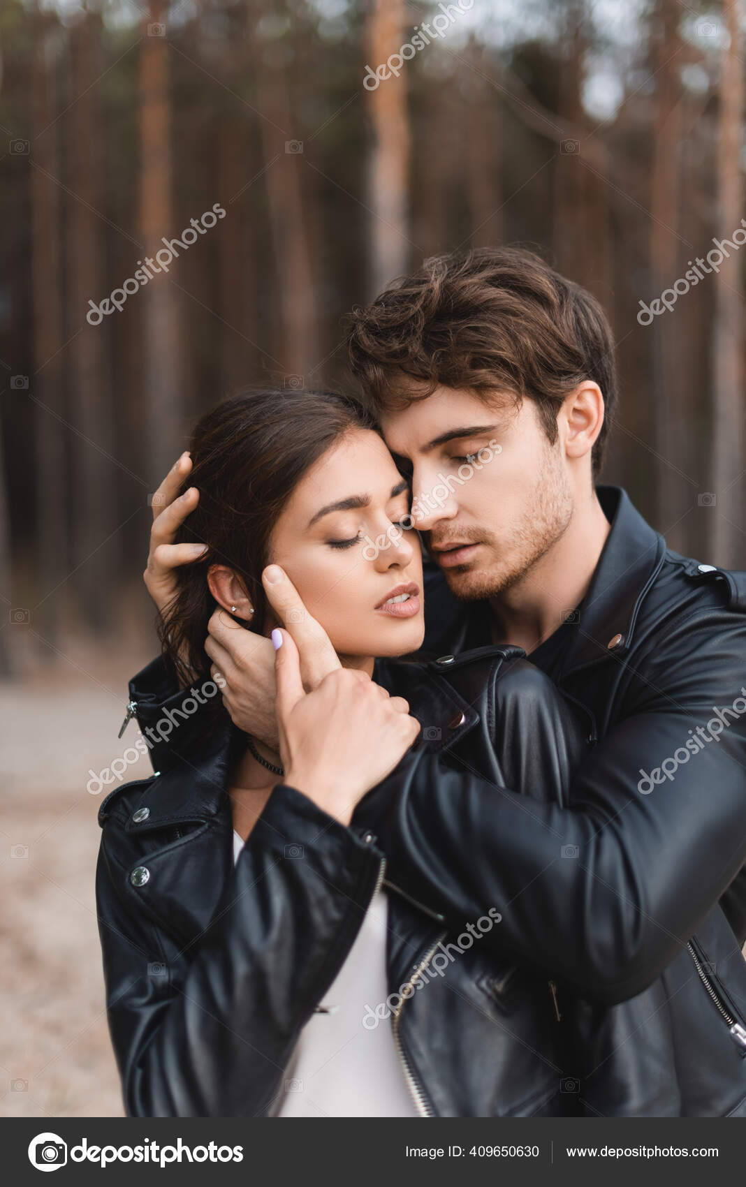 Novia Con Chaqueta De Cuero Joven Con Los Ojos Cerrados Abrazando