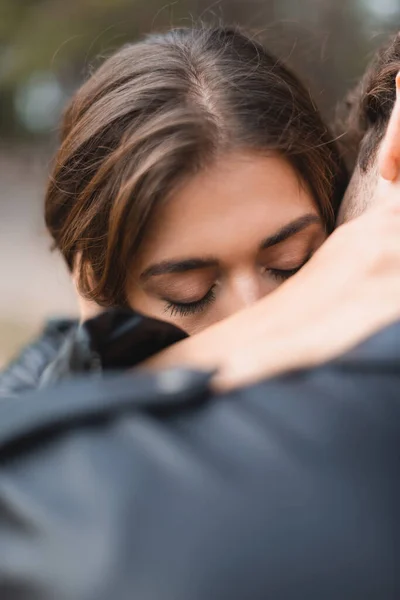 Foco Seletivo Homem Beijando Morena Namorada Livre — Fotografia de Stock