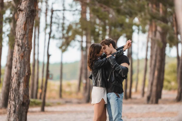 Foco Seletivo Jovem Casal Jaquetas Couro Beijando Floresta — Fotografia de Stock