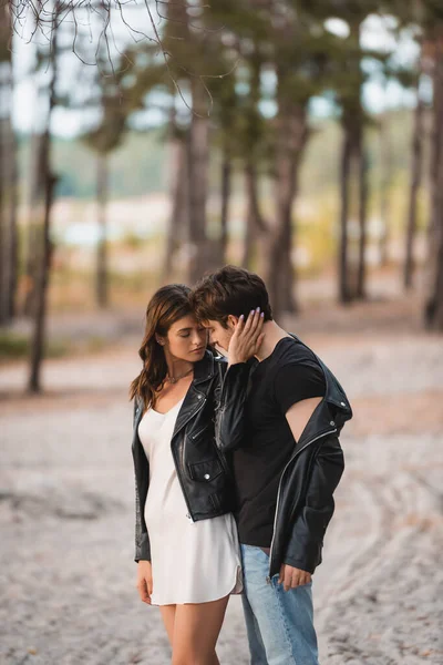 Mujer Joven Vestido Chaqueta Cuero Tocando Novio Bosque —  Fotos de Stock