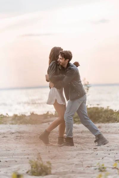 Selective Focus Man Leather Jacket Hugging Girlfriend Dress Beach Sunset — Stock Photo, Image