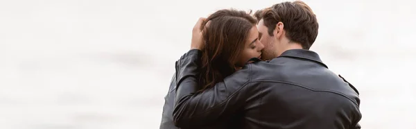 Panorâmica Tiro Homem Beijando Namorada Perto Mar — Fotografia de Stock