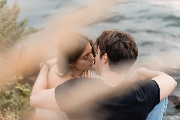 Selective Focus Young Man Embracing Kissing Girlfriend Sea — Stock Photo, Image