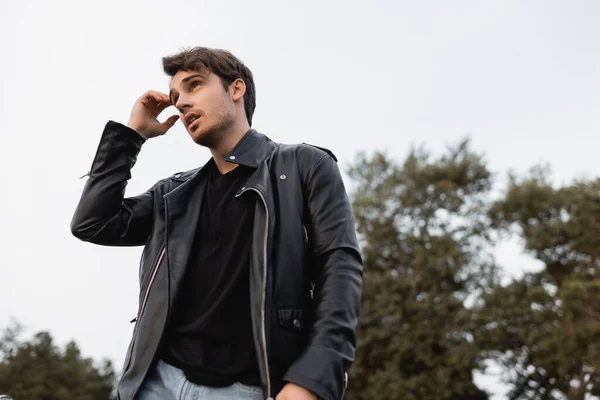 Low Angle View Man Leather Jacket Looking Away Outdoors — Stock Photo, Image