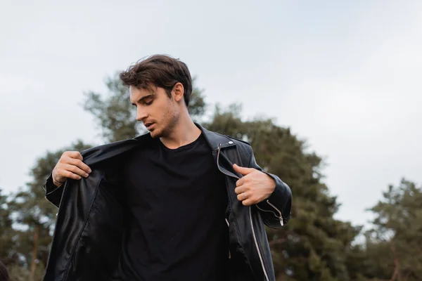 Young Brunette Man Wearing Leather Jacket Outdoors — Stock Photo, Image