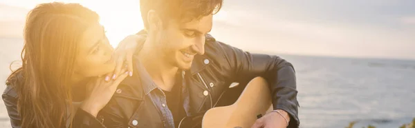 Colpo Panoramico Donna Abbracciare Fidanzato Suonare Chitarra Acustica Durante Tramonto — Foto Stock