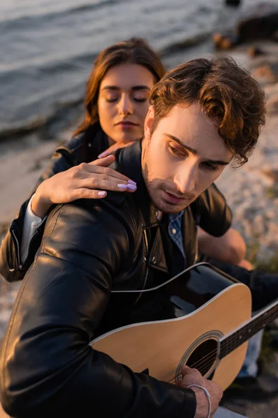 Focus Sélectif Homme Jouant Guitare Acoustique Près Femme Sur Plage — Photo