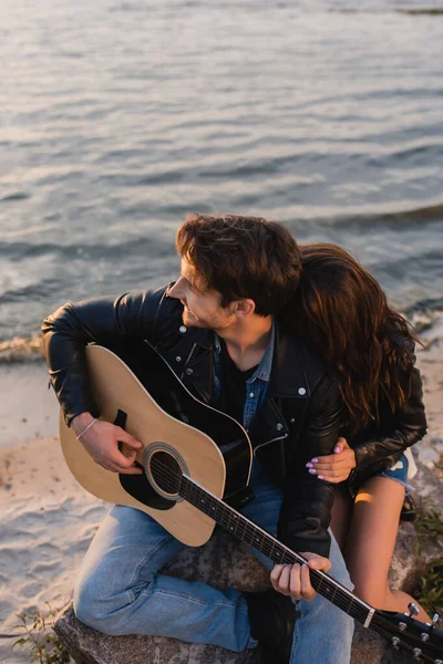 Mulher Abraçando Namorado Tocando Guitarra Acústica Perto Mar Praia — Fotografia de Stock