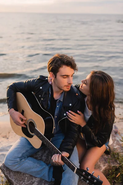 Mujer Joven Abrazando Novio Con Guitarra Acústica Playa Por Noche —  Fotos de Stock