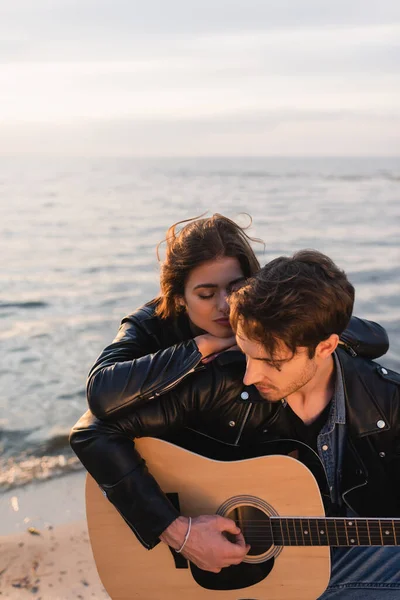 Mujer Joven Abrazando Novio Con Guitarra Acústica Playa Atardecer —  Fotos de Stock