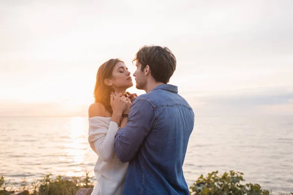 Jeune Homme Touchant Cou Petite Amie Brune Sur Plage Pendant — Photo