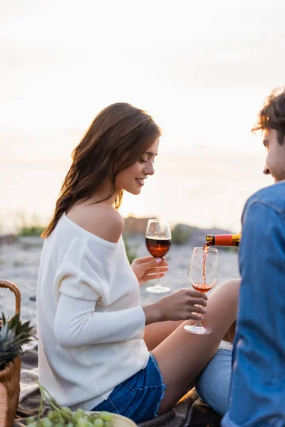 Selective Focus Man Pouring Wine Girlfriend Glasses Beach Sunset — Stock Photo, Image