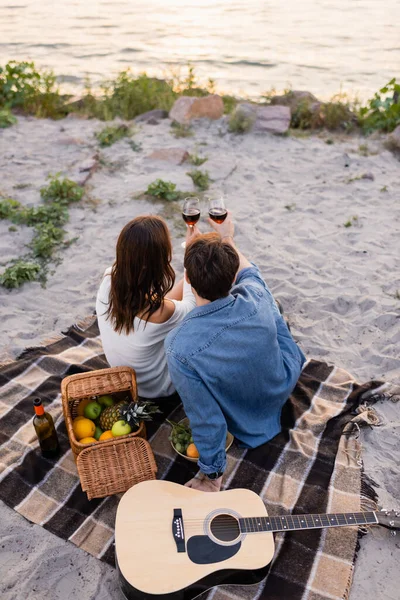 Overhead View Couple Holding Glasses Wine Picnic Acoustic Guitar Sunset — Stock Photo, Image