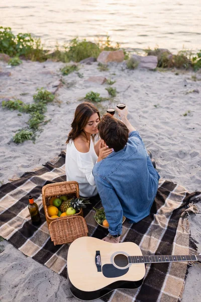 Overhead View Couple Kissing While Holding Glasses Wine Acoustic Guitar — Stock Photo, Image