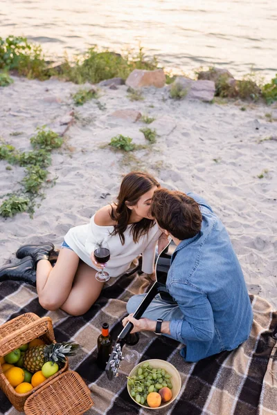 Overhead Προβολή Ζευγάρι Κρασί Και Ακουστική Κιθάρα Φιλιά Στην Παραλία — Φωτογραφία Αρχείου