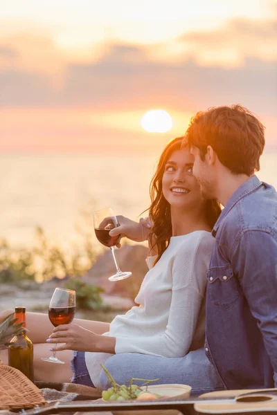 Selective Focus Young Couple Holding Glasses Wine Acoustic Guitar — Stock Photo, Image