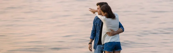 Imagen Horizontal Una Joven Abrazando Novio Cerca Del Mar Atardecer — Foto de Stock