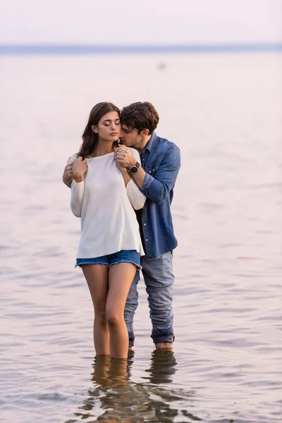 Man Hugging Brunette Girlfriend Closed Eyes While Standing Sea Sunset — Stock Photo, Image