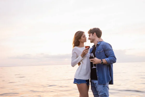 Giovane Donna Possesso Bicchiere Vino Toccante Fidanzato Vicino Mare — Foto Stock