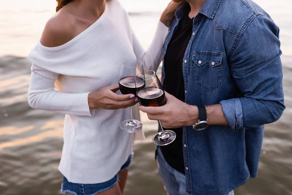 Cropped View Young Couple Holding Glasses Wine Sea — Stock Photo, Image