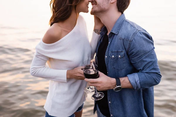 Cropped View Young Couple Kissing While Holding Glasses Wine Sea — Stock Photo, Image