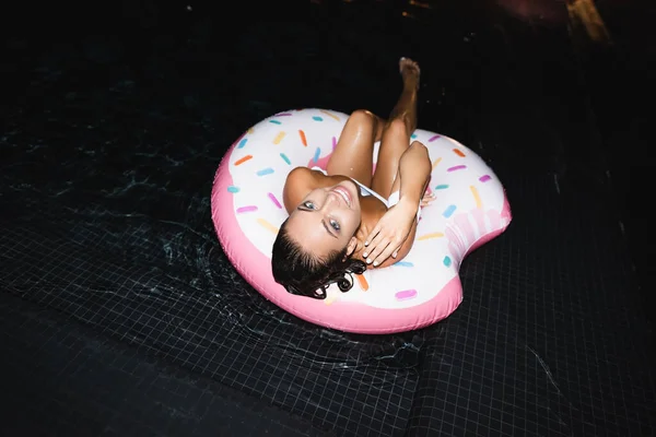 High Angle View Brunette Woman Looking Camera Swimming Pool Night — Stock Photo, Image